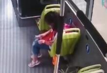点赞小学生捡起公交车上掉落国旗并重新贴好的行为-贝叔育儿