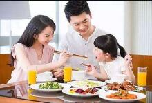 孩子就餐礼仪的培养关注这三个细节-贝叔育儿-陪伴成长