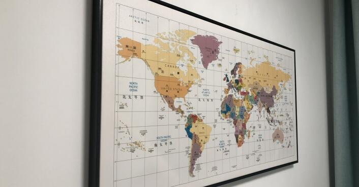 书房悬挂的世界地图