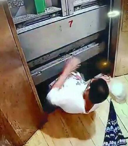 男孩电梯自救失败