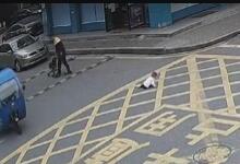 家长留2岁孩子独自在马路险被碾压,和孩子赌气可不是正确教育-贝叔育儿-陪伴成长