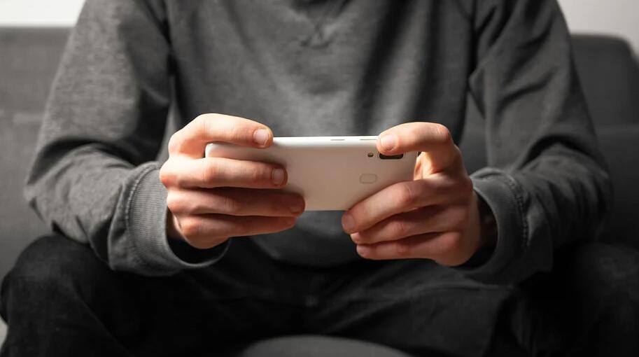 初中的孩子沉迷手机、游戏